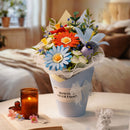 Sfeervolle presentatie van de Robotime Twilight Sky Bouquet, bouwpakket voor een boeket kunststof bloemen in een blauwe vaas
