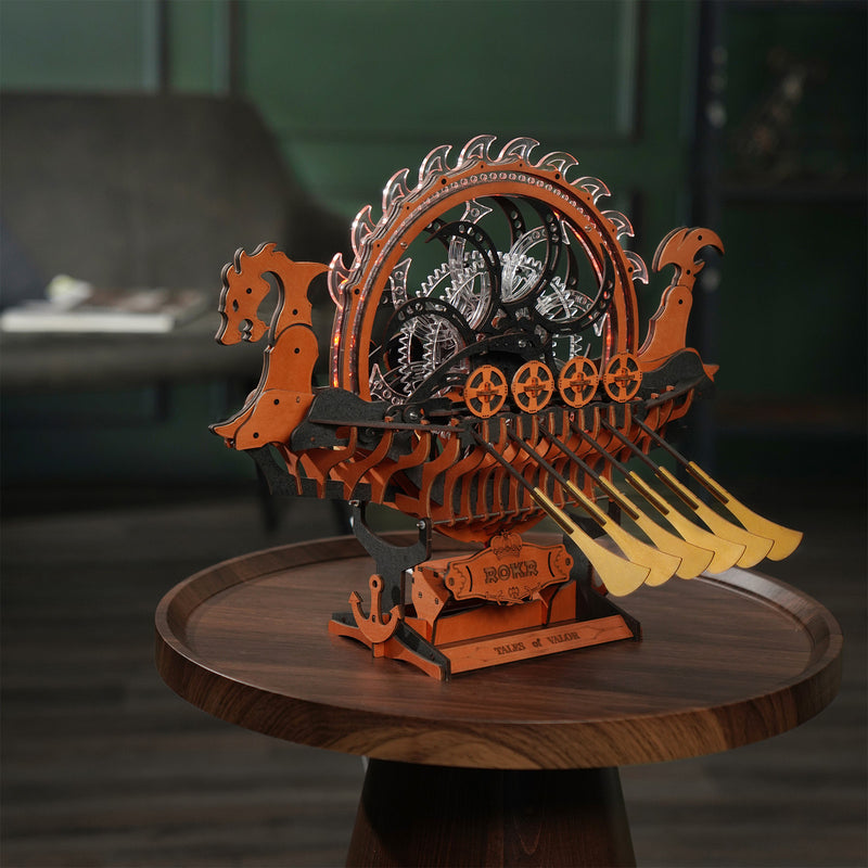 Sfeervolle presentatie van de Robotime Viking Dragon Ship, houten bouwpakket van een vikingschip met bewegende roeispanen en lichtgevend rad op het dek