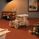 Sfeervolle presentatie van de Robotime Vintage Classic Car, houten bouwpakket van een iconische oldtimer auto