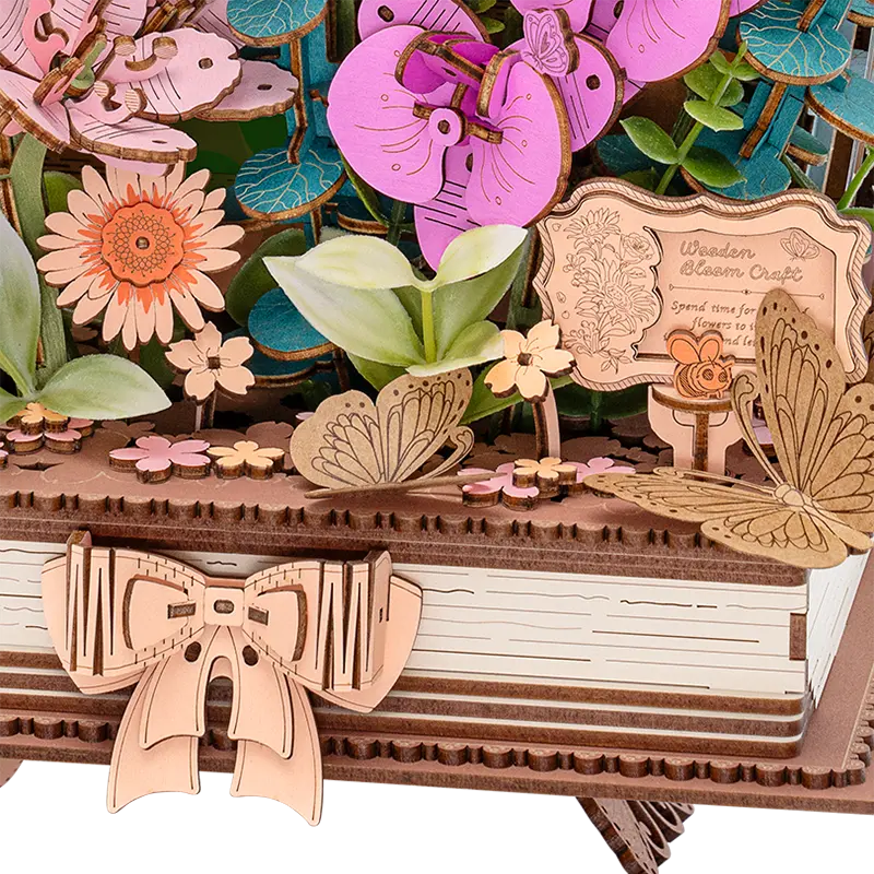 Close-up van het boek van de Robotime Wooden Blooming Book