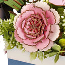 Close-up van de Pink Carnation in de Robotime Wooden Flower Basket