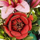 Close-up van de Red Rose in de Robotime Wooden Flower Basket