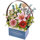 Productfoto van de Robotime Wooden Flower Basket met een blauw mandje