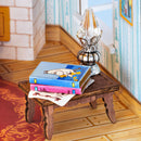 Een stapel Moominboeken op een tafeltje in het Rolife Moominhouse