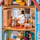 Moominpappa leest een krant in het Rolife Moominhouse