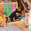 Stinky ligt relaxed op de grond in het Rolife Moominhouse