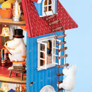 Moomintroll klimt op een touwladder aan de buitenkant van het Rolife Moominhouse