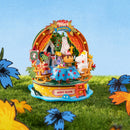 Sfeervolle presentatie van de Rolife Snorkmaiden’s Garden Party, bouwpakket voor een Moomin miniatuur waarin Snorkmaiden een buffet voorgeschoteld krijgt van Moomintroll