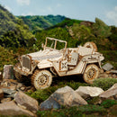 Sfeervolle presentatie van de Robotime Army Field Car, houten bouwpakket van een beroemde legerjeep uit de Tweede Wereldoorlog