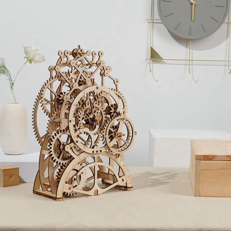 Sfeervolle scene met de Robotime Pendulum Clock in een lichte woonkamer